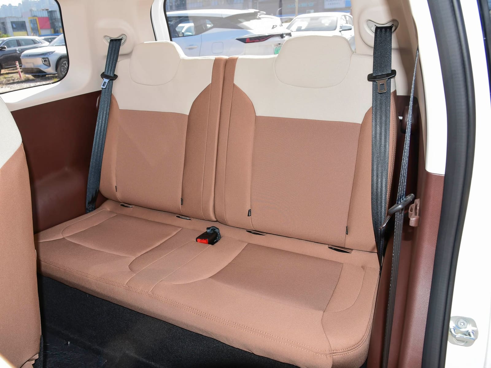 Vehicle photo — seats