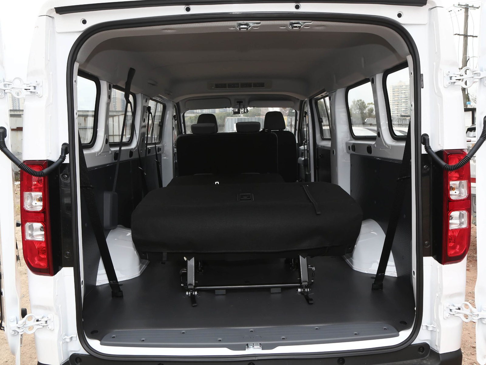 2026 Wuling Yangguang — boot